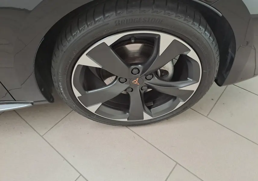 Gros plan sur la roue avant gauche de la CUPRA Leon 2025 Noir Minuit avec jante alliage au design sportif.