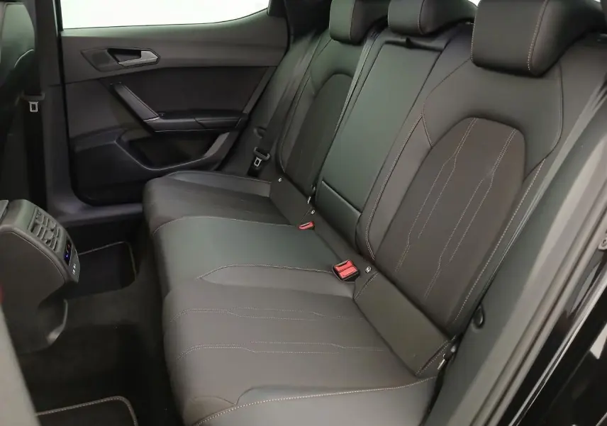 Vue intérieure côté droit des sièges arrière en cuir noir avec surpiqûres contrastantes du CUPRA Leon 2025.