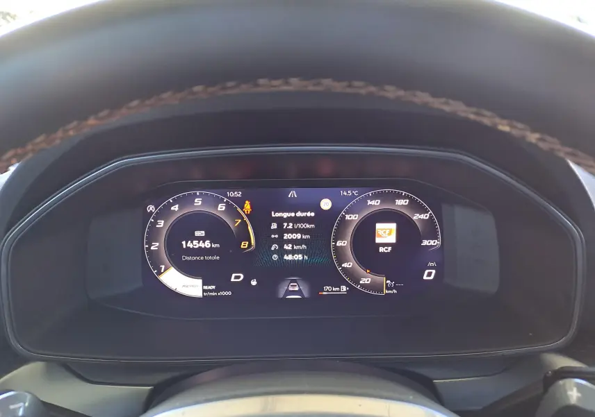 Tableau de bord numérique de la CUPRA Leon 2025, affichant la vitesse, le régime moteur et les informations de conduite.