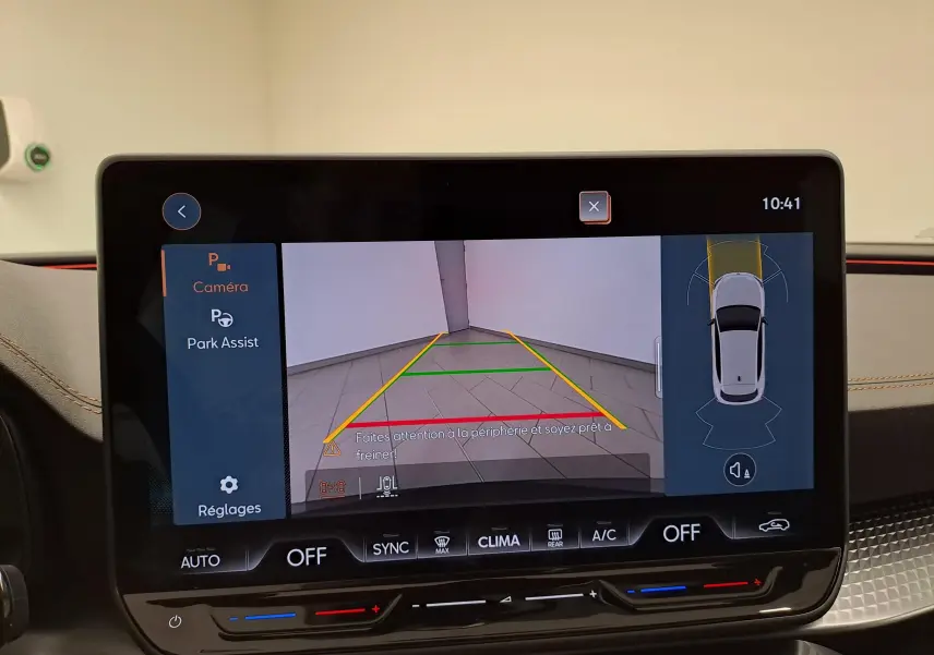 Vue de l'écran multimédia affichant la caméra de recul et l'aide au stationnement du CUPRA Leon 2025.
