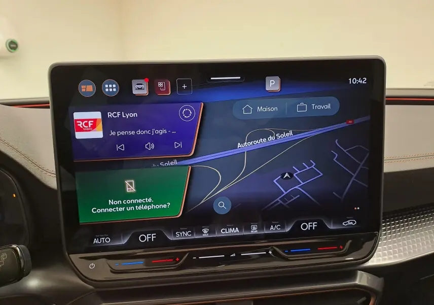 Écran tactile central du tableau de bord du CUPRA Leon 2025 affichant la navigation et les commandes climatiques.