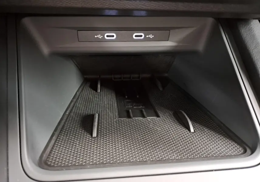 Gros plan sur le compartiment de recharge avec deux ports USB-C dans l’habitacle du CUPRA Leon 2025.