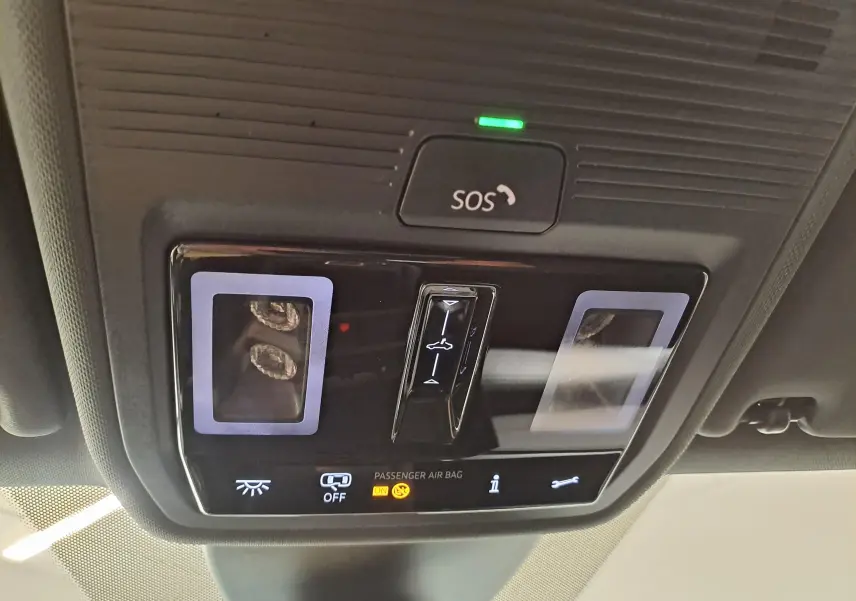 Détail du plafonnier avec commandes du toit ouvrant panoramique et bouton SOS dans une CUPRA Leon Noir Minuit 2025.