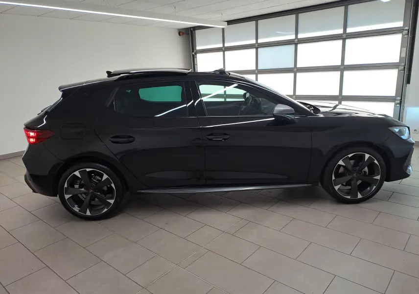 Vue de profil droit du CUPRA Leon 2025 noir minuit avec toit ouvrant panoramique et jupes latérales visibles.