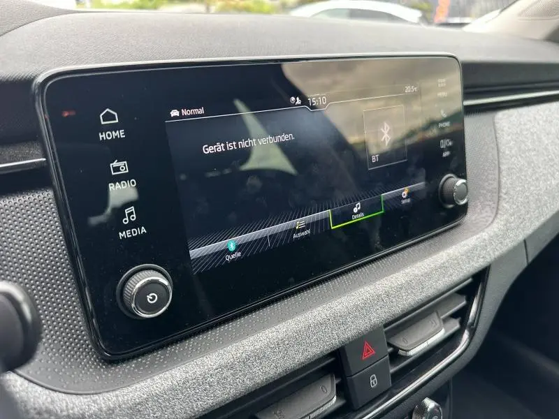 Écran tactile multimédia en gros plan sur tableau de bord gris texturé de Skoda Scala noir Magic nacré, version 2025.