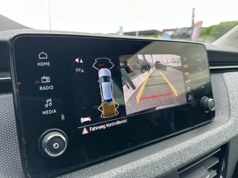 Écran tactile intérieur montrant la caméra de recul et l'interface multimédia du Skoda Scala noir Magic nacré.