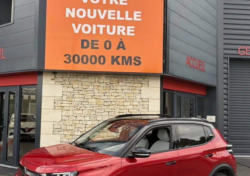 Vue 3/4 avant droite d'une Citroën C3 Turbo 100 BVM6 rouge avec toit noir et jantes noires originales.