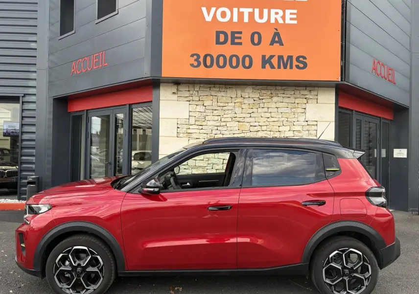 Profil droit d'une Citroën C3 Turbo 100 BVM6 MAX rouge 2025, avec jantes noires et toit noir contrasté.
