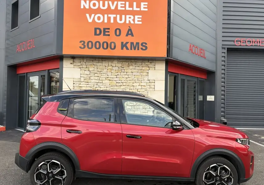 Profil droit d'une Citroën C3 Turbo 100 BVM6 MAX rouge 2025 avec toit noir et jantes alliage distinctives.