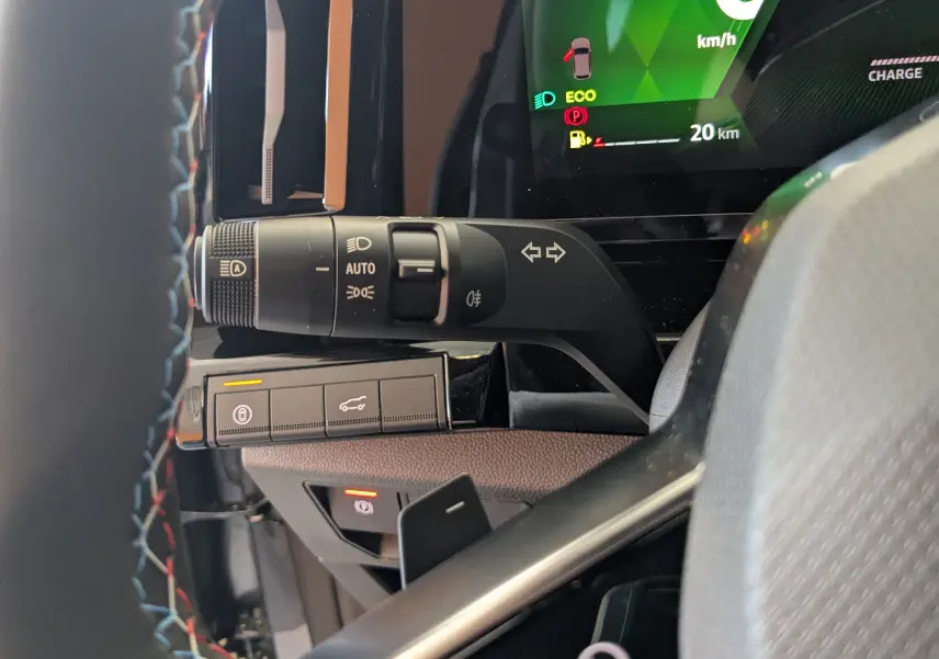 Gros plan sur la commande des feux et clignotants côté gauche du volant du Renault Austral E-Tech 200 Esprit Alpine.