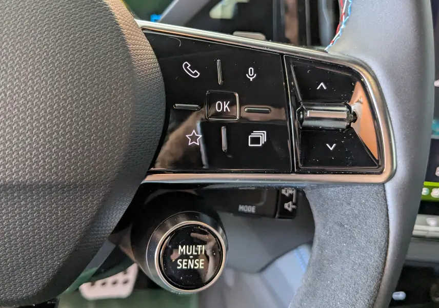 Détail du volant côté gauche du Renault Austral E-Tech 200 Esprit Alpine avec commandes tactiles et bouton Multi-Sense.