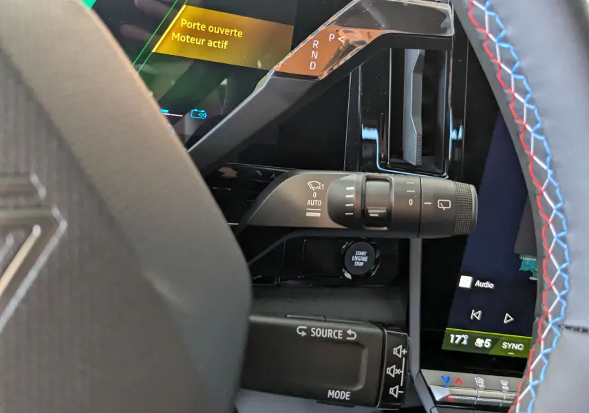 Gros plan sur la commande d’essuie-glace et le bouton start/stop du tableau de bord du Renault Austral E-Tech 200 Esprit Alpine.