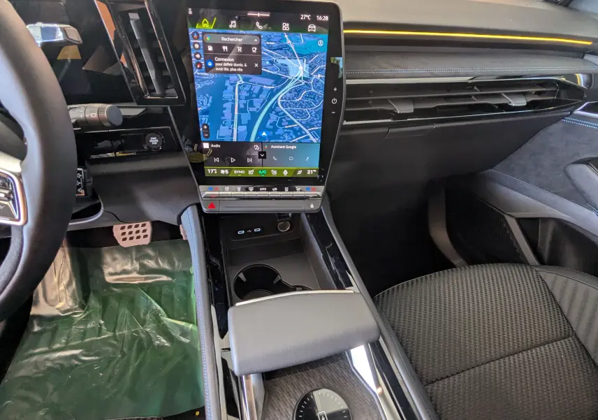 Vue intérieure du tableau de bord et console centrale du Renault Austral E-Tech 200 Esprit Alpine avec écran tactile vertical et sellerie noire.