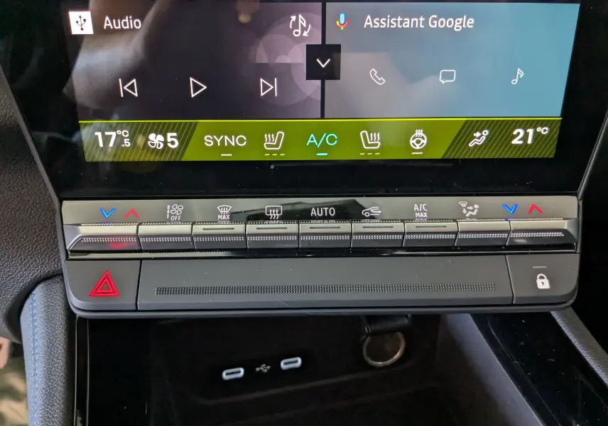 Gros plan sur la console centrale tactile du Renault Austral E-Tech 200 Esprit Alpine avec commandes climatisation et écran multifonction.