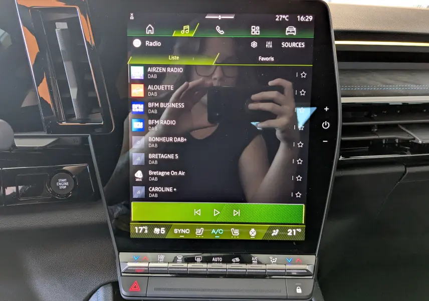 Écran tactile central 12'' du Renault Austral E-Tech 200 Esprit Alpine, affichant la liste des radios DAB.