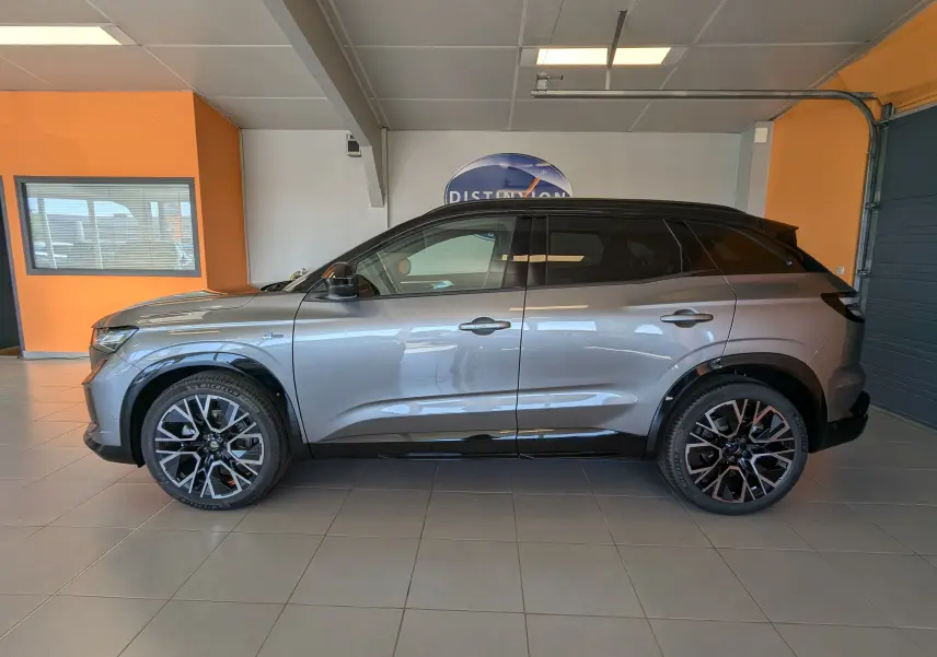Vue latérale droite du Renault Austral E-Tech 200 Esprit Alpine gris schiste avec toit noir et jantes 20 pouces en alliage.
