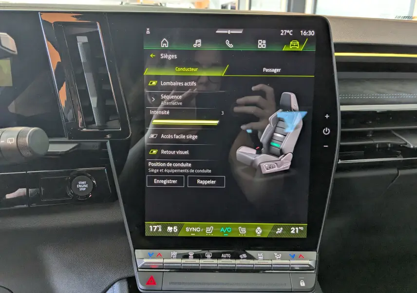 Vue rapprochée de l’écran tactile central du Renault Austral E-Tech 200 Esprit Alpine, affichant les réglages des sièges.