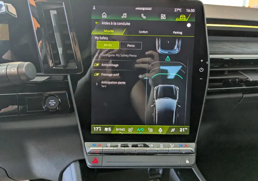 Écran tactile central du Renault Austral E-Tech 200 Esprit Alpine affichant les aides à la conduite, intérieur noir.