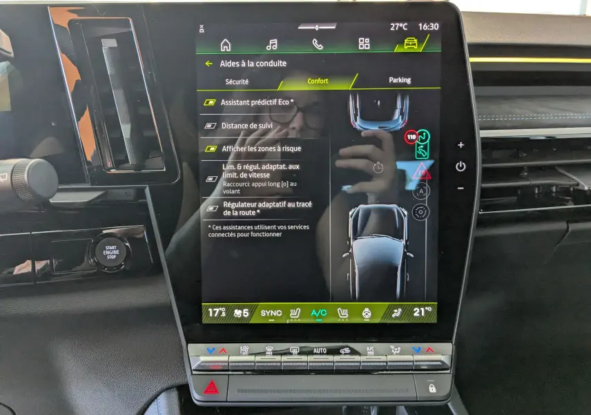 Écran tactile central vertical du Renault Austral E-Tech 200 Esprit Alpine montrant les aides à la conduite, intérieur noir.