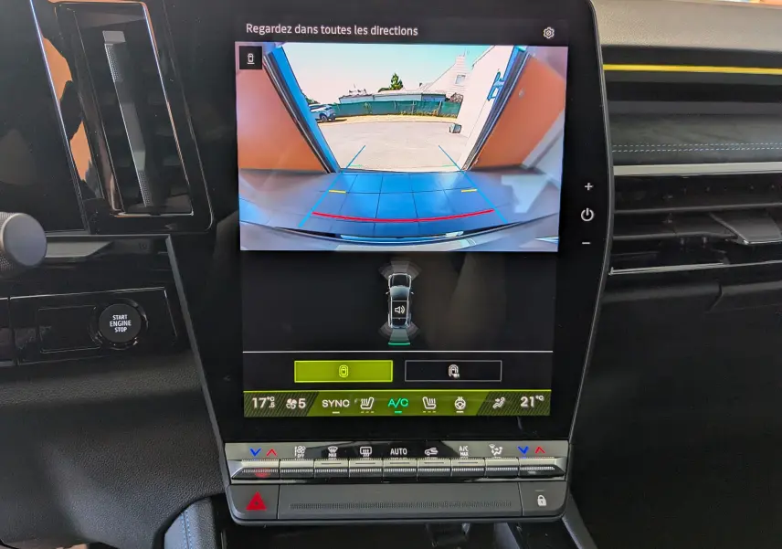 Écran tactile central du Renault Austral E-Tech montrant la caméra de recul avec vue arrière sur un sol carrelé.