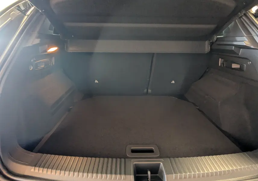 Coffre ouvert vu de l'arrière du Renault Austral E-Tech 200 Esprit Alpine, intérieur noir, espace de chargement vide.
