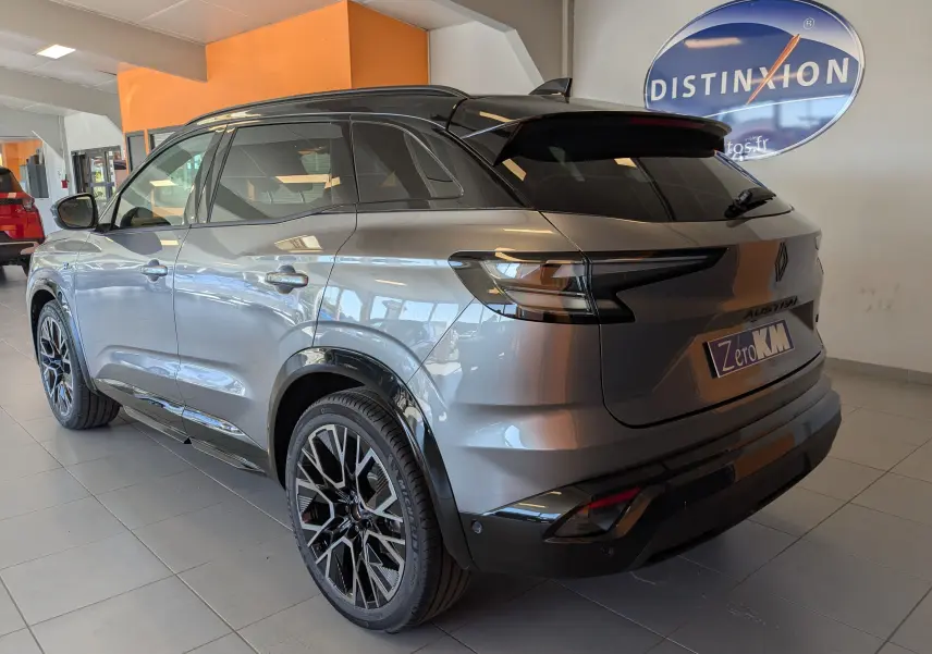 Vue 3/4 arrière droite du Renault Austral E-Tech 200 Esprit Alpine gris schiste avec toit noir et jantes 20 pouces.