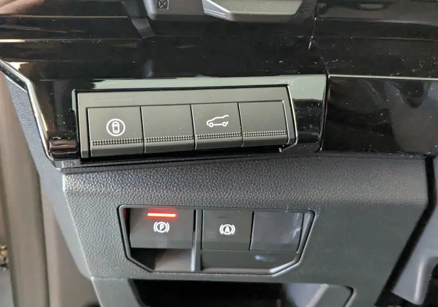 Gros plan sur les commandes de verrouillage et hayon du Renault Austral E-Tech 200 Esprit Alpine, intérieur noir.