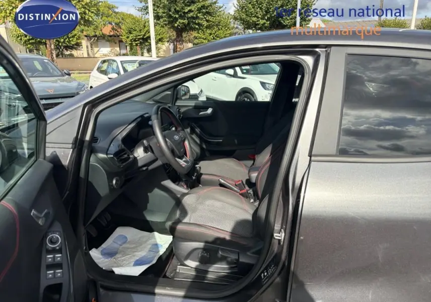Vue côté conducteur de l'intérieur du Ford Puma gris foncé 2022, avec sièges sport et volant multifonction.