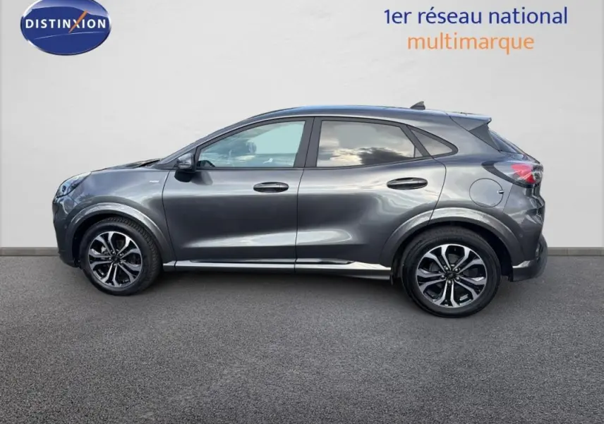 Vue de profil côté gauche d'un Ford Puma gris foncé avec jantes alliage 17 pouces sur fond neutre.