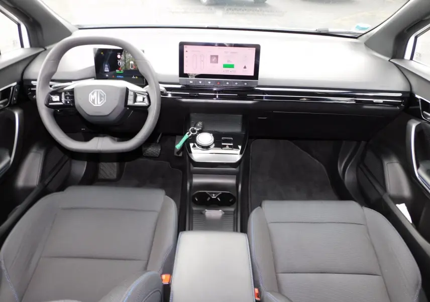 Intérieur avant du MG4 électrique 2023, vue depuis l'arrière, avec tableau de bord numérique et écran tactile central.