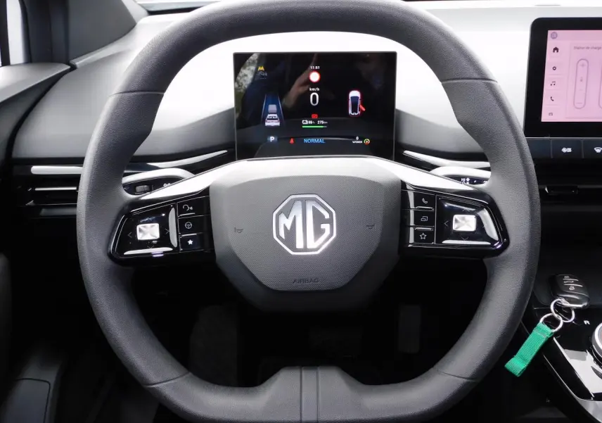 Vue rapprochée du volant noir de la MG4 2023 avec écran numérique et commandes intégrées au tableau de bord.