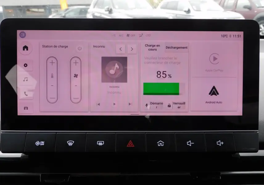 Écran tactile central du MG4 blanc 2023 montrant la charge à 85% avec options Apple CarPlay et Android Auto.