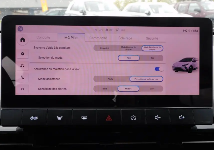 Écran tactile central du MG MOTOR MG4 blanc 2023 montrant les réglages d'aide à la conduite en mode MG Pilot.