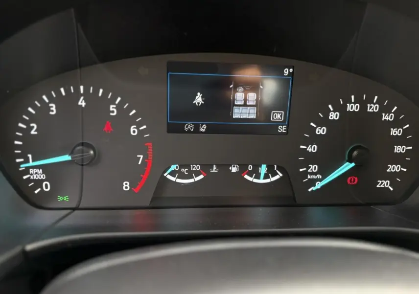 Vue rapprochée du tableau de bord du Ford Kuga 2024, affichage numérique et compte-tours avec aiguilles bleues.