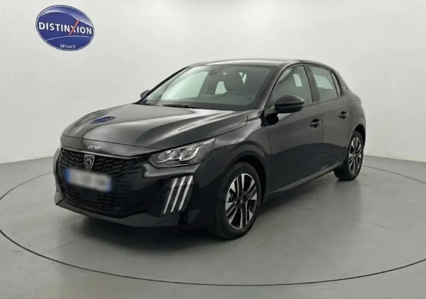 Peugeot 208 Hybrid noir vue 3/4 avant, avec jantes alliage 16 pouces et feux diurnes à LED distinctifs.