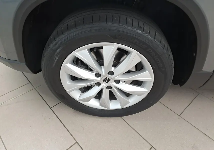 Gros plan sur la roue avant droite du SEAT Ateca gris graphite, jante alliage argentée à 10 branches.