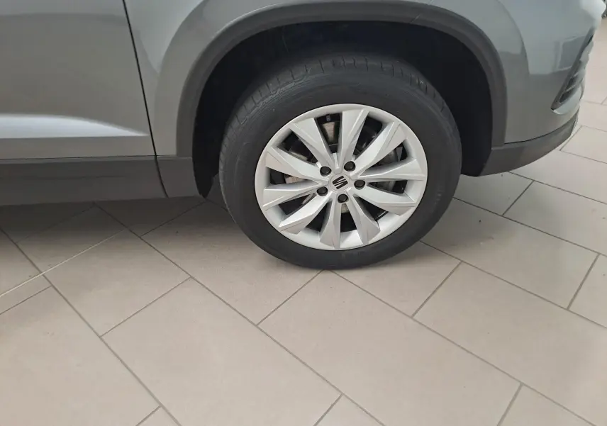 Gros plan sur la roue avant gauche du SEAT Ateca gris graphite 2023 avec jante alliage à 10 branches.