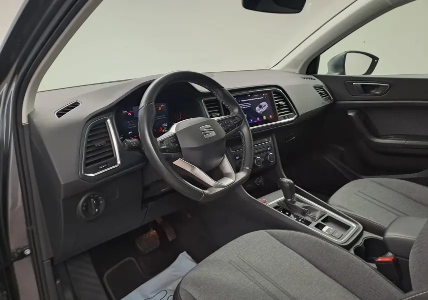 Intérieur avant droit du SEAT Ateca 2023 gris graphite, avec tableau de bord numérique et console centrale équipée.