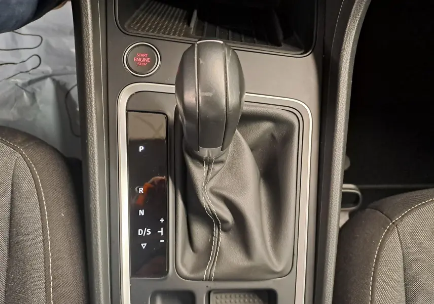 Gros plan sur la console centrale du SEAT Ateca 2023, montrant le levier de vitesses automatique et le bouton start/stop.