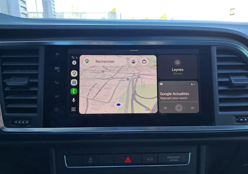 Écran tactile central du tableau de bord du SEAT Ateca 2023 avec navigation et interface Google, entouré de grilles d’aération noires.