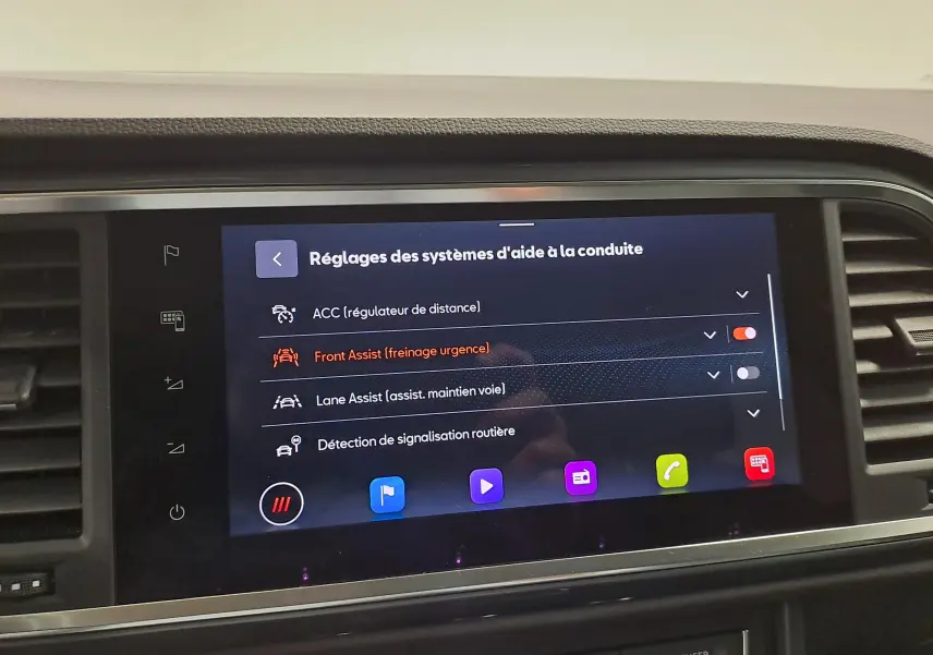 Écran tactile du système d’aide à la conduite du SEAT Ateca 2023 affichant les réglages d’assistance active.