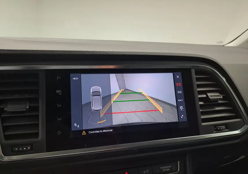 Écran central du SEAT Ateca 2023 gris graphite montrant la caméra de recul avec lignes de guidage colorées.