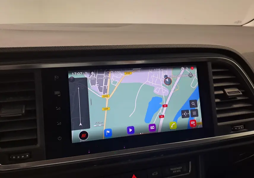 Écran tactile du système de navigation du SEAT Ateca 2023, affichant une carte couleur avec itinéraire en cours.