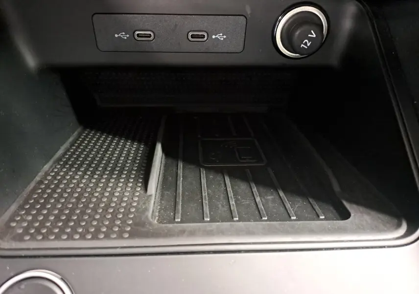Gros plan sur la console centrale du SEAT Ateca 2023, montrant les ports USB-C et une prise 12V, zone de recharge sans fil.