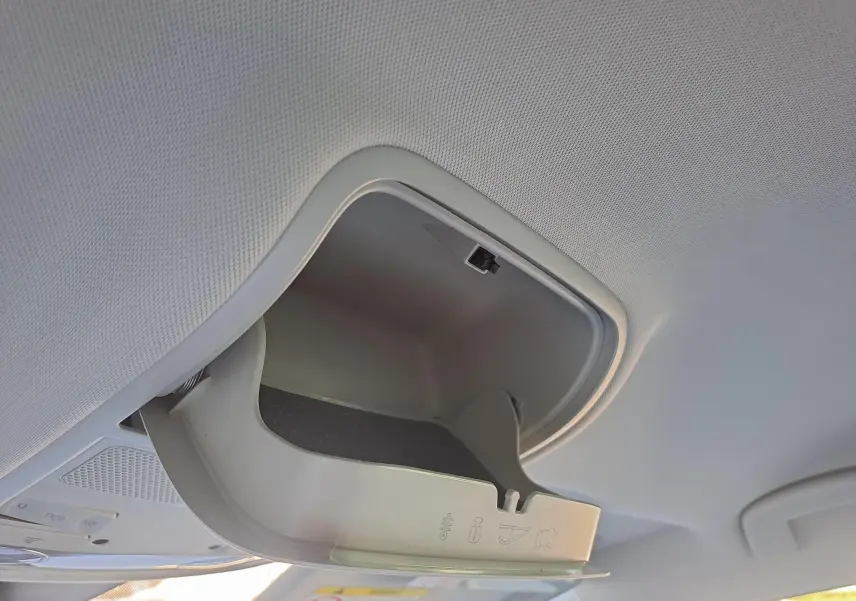 Rangement à lunettes ouvert dans le plafond intérieur du SEAT Ateca 2023, finition gris clair.