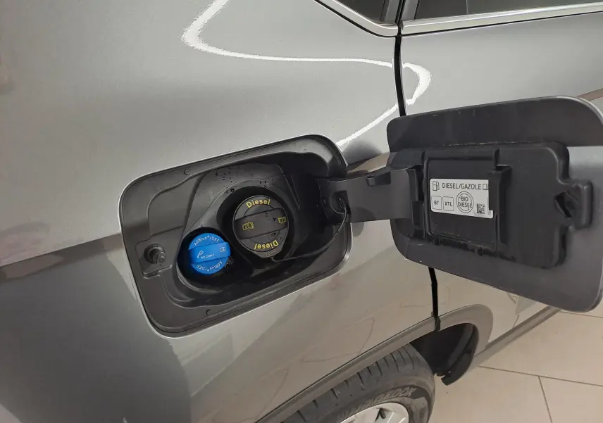 Détail de la trappe à carburant ouverte côté gauche d’un SEAT Ateca gris graphite avec bouchons Diesel et AdBlue visibles.