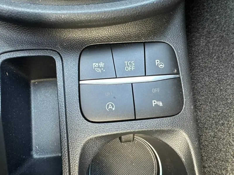 Gros plan sur les boutons de commande du système d’aide à la conduite dans la console centrale du Ford Puma gris Solar Métallisée 2023.