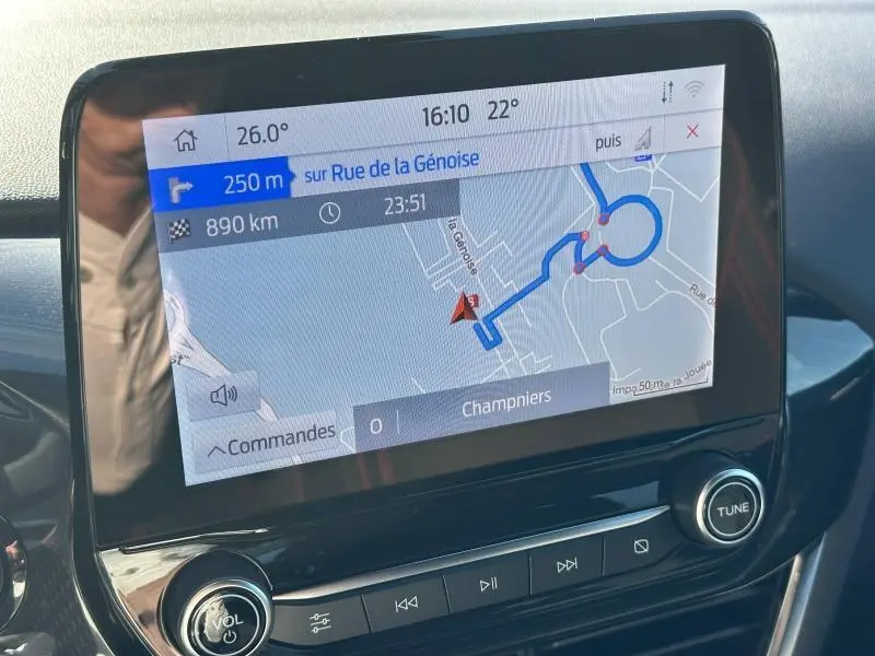 Écran tactile central du Ford Puma 2023 montrant la navigation GPS avec carte et instructions de trajet.