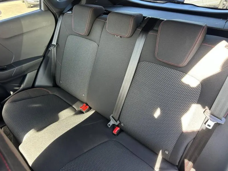 Vue intérieure sur les sièges arrière noirs avec surpiqûres rouges du Ford Puma 1.0 EcoBoost 155ch mHEV ST-Line 2023.