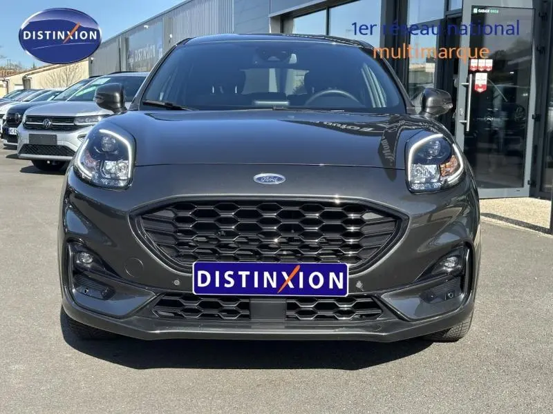Vue de face d'un Ford Puma 1.0 EcoBoost 155ch mHEV ST-Line gris Solar métallisé avec calandre hexagonale noire.